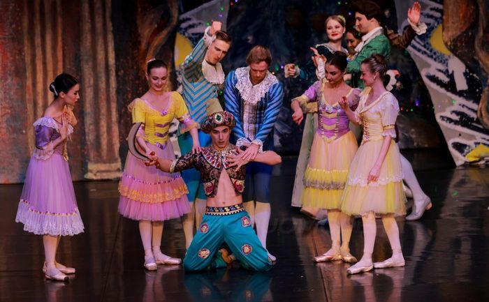 Vở ballet "Kẹp hạt dẻ" tại Nhà hát Hồ Gươm. Ảnh: Hồng Nam