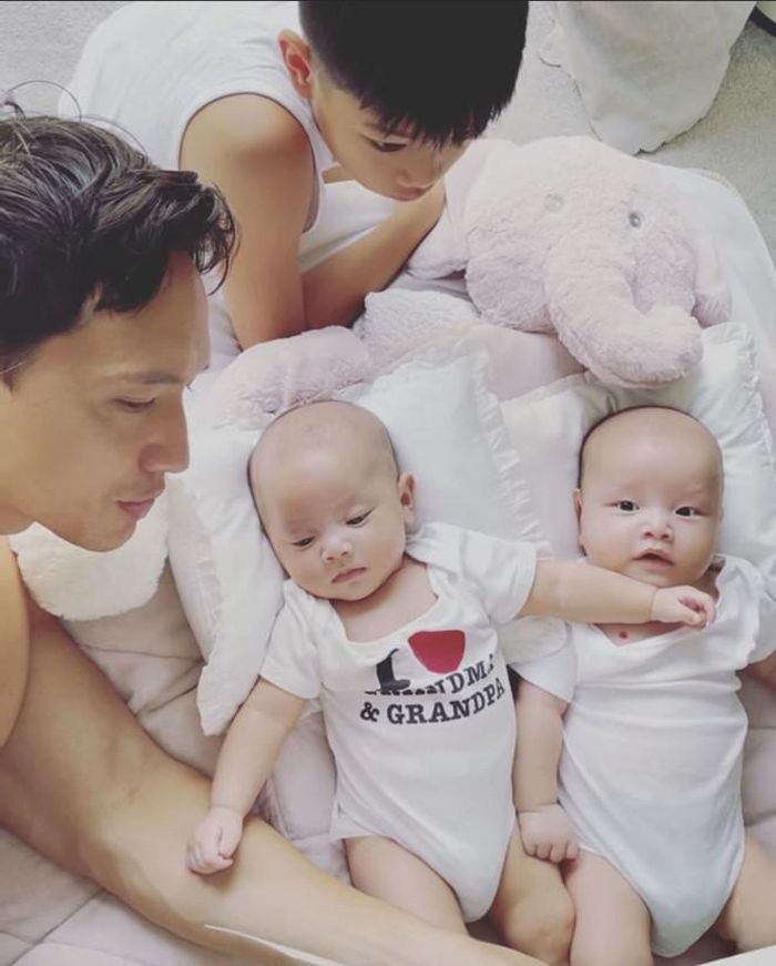 Sau khi có con, hình ảnh Kim Lý tất bật trông 2 con nhỏ để vợ đi diễn, đi sự kiện. Nhiều người tung tin anh "ở rể", "ăn bám vợ" vì sống cùng gia đình Hồ Ngọc Hà và thu mình lại về sự nghiệp diễn xuất. Kim Lý thẳng thắn chia sẻ: "Khi gặp nhau, tôi và Hà đều có sự nghiệp riêng và tính độc lập cao nhưng có chung mong muốn xây dựng một gia đình. Hà sống với bố mẹ để tiện chăm sóc và tôi thấy đó là điều đẹp đẽ". 