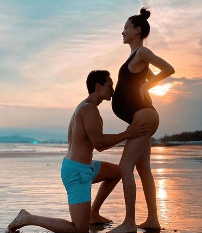 Đầu năm 2020, thông tin Hồ Ngọc Hà mang thai đôi bắt đầu lan truyền nhưng cả hai tiếp tục giữ im lặng trong nhiều tháng. 