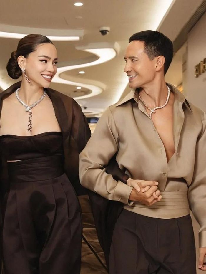Suốt nhiều năm, những hình ảnh Kim Lý ân cần hộ tống vợ tại các sự kiện giải trí gây sốt mạng xã hội. Điều khiến khán giả ngưỡng mộ không chỉ là sự hiện diện mà còn ở ánh mắt anh dành cho Hồ Ngọc Hà - luôn ấm áp dù cô đang đứng giữa đám đông hay bước lên sân khấu. Kim Lý từng chia sẻ bí quyết đơn giản là với anh, một mối quan hệ cũng như khu vườn cần tưới nước và chăm sóc mỗi ngày.