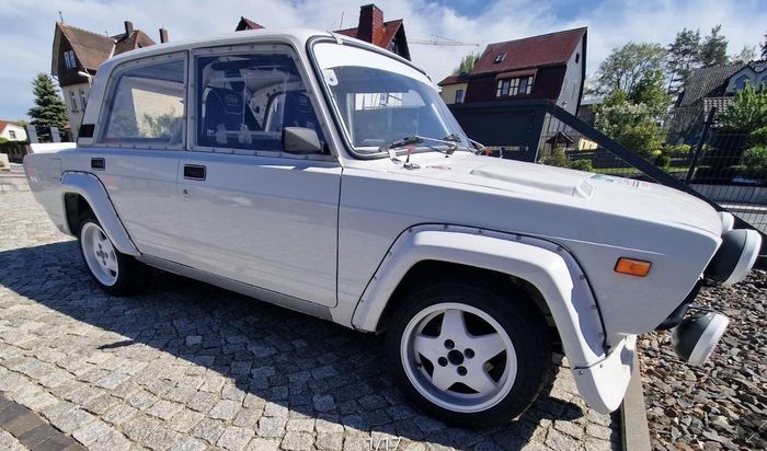 Chiếc Lada được cất giữ trong một garage tại Áo suốt nhiều năm. 