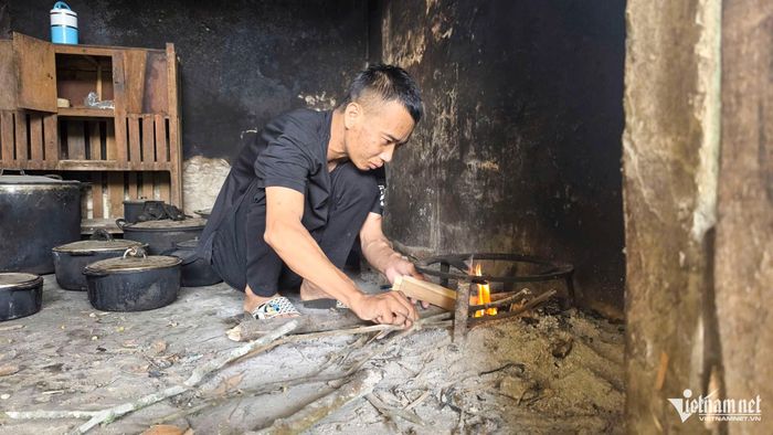 Những ngày không phải đến bệnh viện chạy thận, anh Chức vẫn cố gắng làm những công việc nhẹ nhàng 