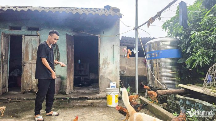 Dù sức khỏe ngày càng yếu, anh Chức vẫn cố gắng nuôi thêm đàn gà, trồng ít rau trong vườn để có thêm nguồn thu nhập ít ỏi 
