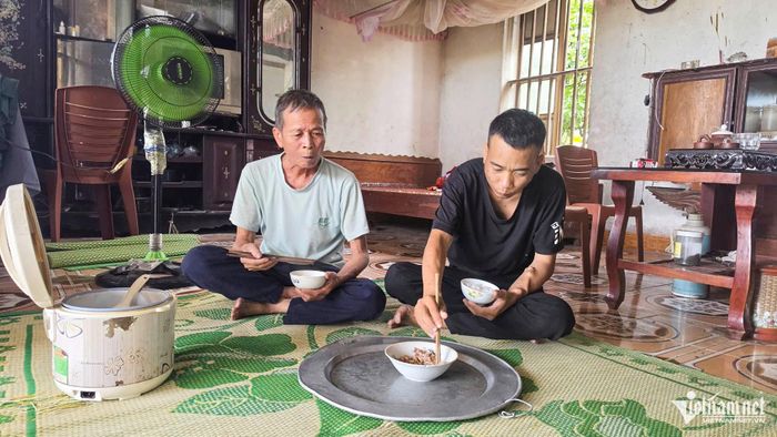 Thi thoảng cha con ông mới được bữa cơm có ít thịt như thế này