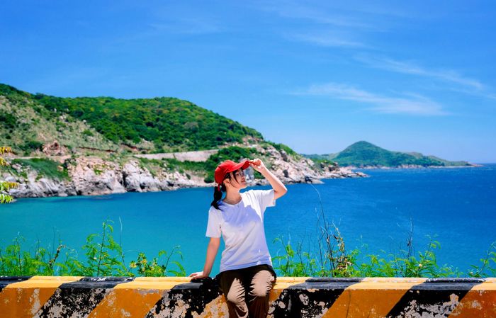 Nhung một mình lái xe rong ruổi trên cung đường ven biển DT702 