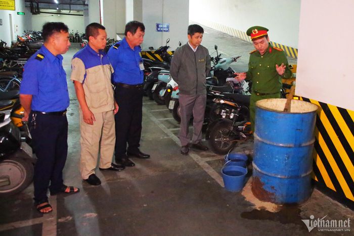 Cảnh sát PCCC&amp;CNCH hướng dẫn người dân thực hiện tốt công tác phòng cháy. Ảnh: Đình Hiếu
