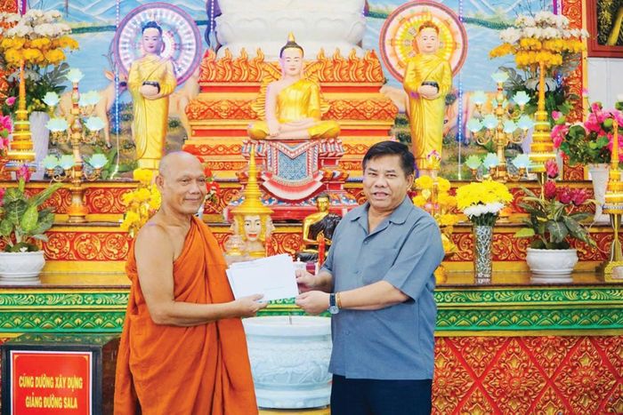 Thứ trưởng Bộ Dân tộc và Tôn giáo Y Thông trao quà tới hòa thượng Thạch Hà trong dịp Tết Chôl Chnăm Thmây năm 2026