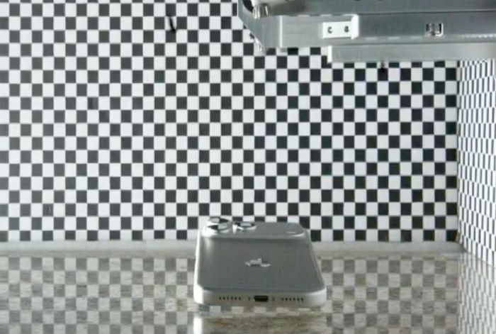Lộ diện hình ảnh thực tế iPhone 18 Pro trong video thử nghiệm thả rơi. Ảnh: Evan Blass/PhoneArena