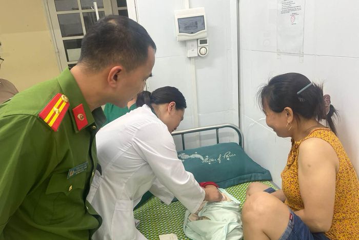 Bé trai đã được chăm sóc, kiểm tra sức khỏe tại trạm y tế. Ảnh: Công an xã Quốc Việt