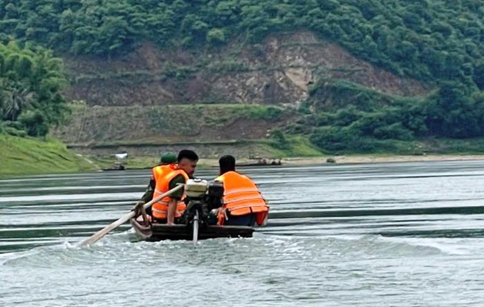 Nhiều lực lượng và các địa phương lân cận cùng tìm kiếm dọc sông Đà. Ảnh: A Minh