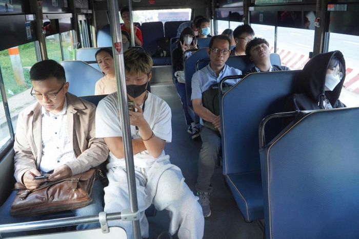 Nhiều hành khách phấn khởi chia sẻ rằng việc được miễn vé khiến họ rất vui, vì điều này giúp đỡ được một khoản chi phí sinh hoạt đáng kể.