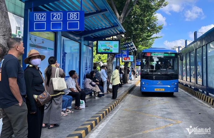 Người dân xếp hàng trên đường Hàm Nghi để đi xe buýt miến phí. Ảnh: TK