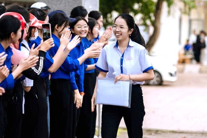 Em Huỳnh Diễm My đạt thủ khoa khối B00 với 3 điểm 10 tuyệt đối. Ảnh: NVCC