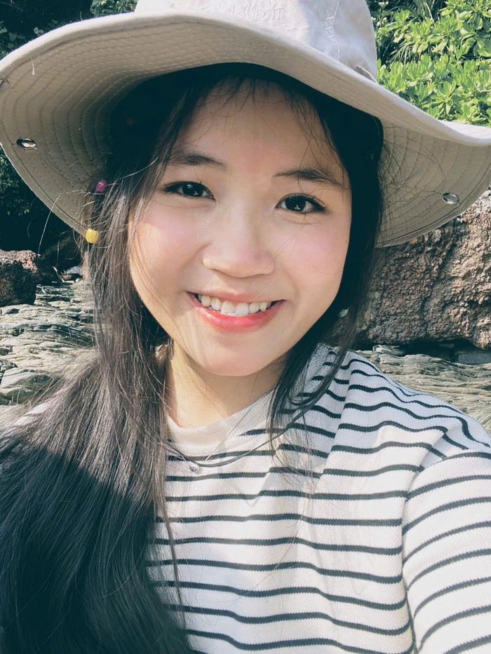 Ngoài đời, Hà Yên là nữ sinh hòa đồng với mọi người.
