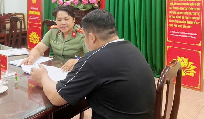 Anh N.C.B làm việc với cán bộ Phòng An ninh kinh tế Công an TP Cần Thơ. Ảnh: Công an TP Cần Thơ