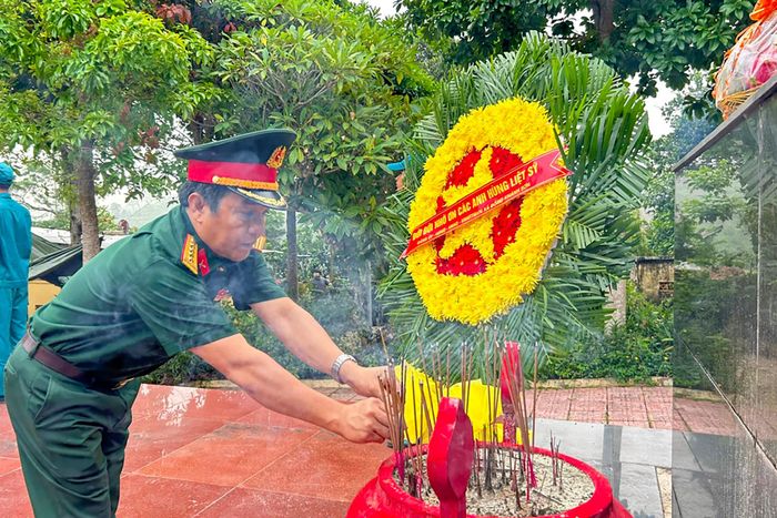 Lực lượng chuyên môn thực hiện nghi lễ dâng hoa, dâng hương trước khi lấy và bàn giao mẫu hài cốt phục vụ giám định ADN. Ảnh: Hải Lam