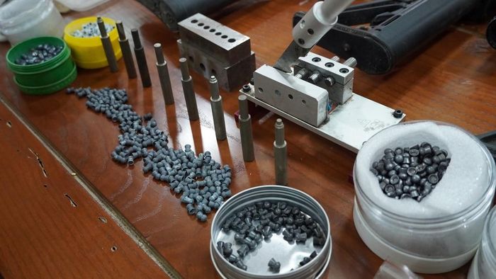 Bộ khuôn đúc đạn chì thu giữ được từ quá trình đấu tranh chuyên án. Ảnh: Công an Quảng Trị