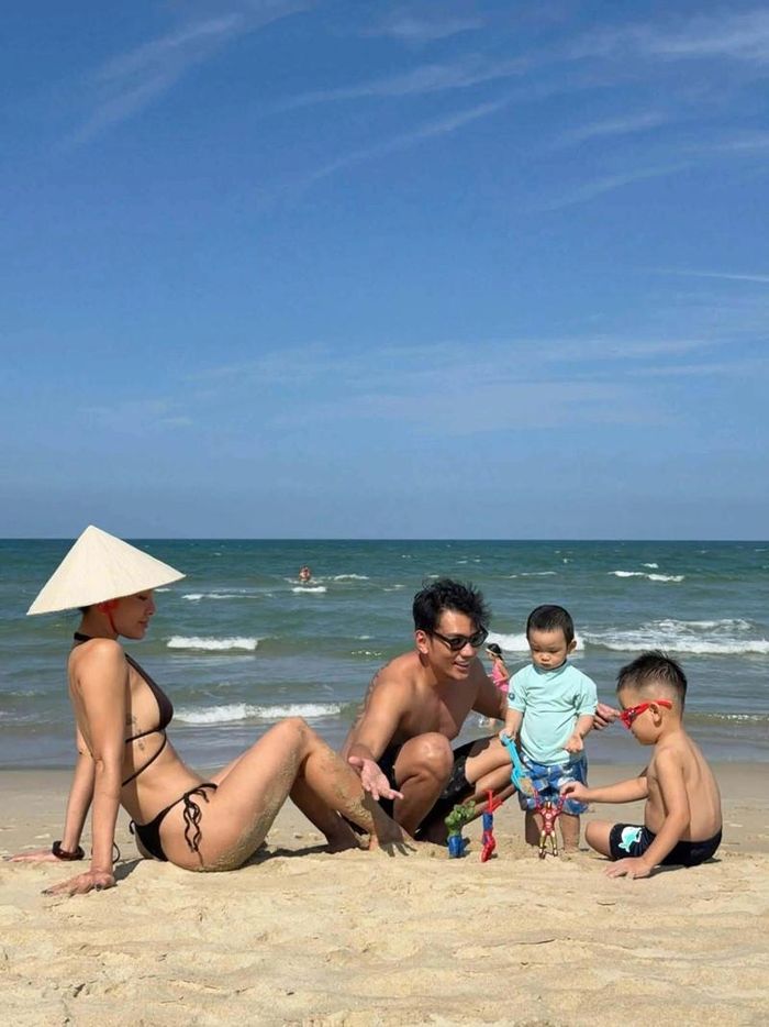Diễn viên Phương Trinh Jolie và Lý Bình cùng các con tận hưởng kỳ nghỉ hè, thoải mái phơi nắng trên bãi biển.