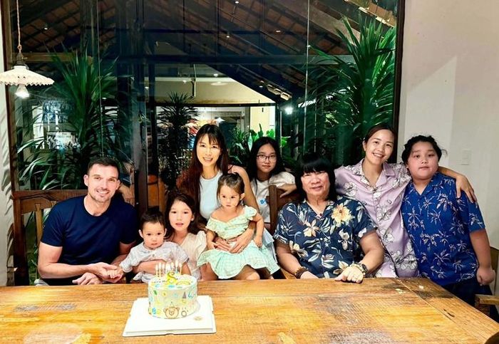 Siêu mẫu Hà Anh cùng đại gia đình quây quần tổ chức sinh nhật lần thứ 8 cho con gái Myla trong không khí ấm cúng.