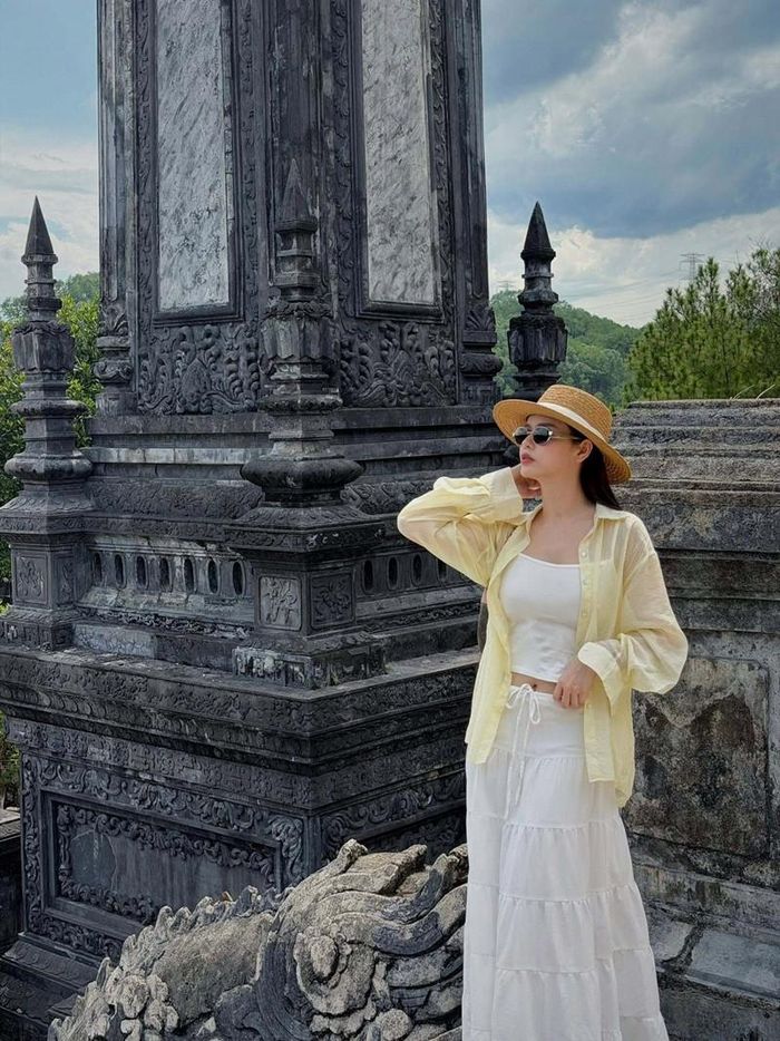 Ca sĩ Trương Quỳnh Anh không giấu được sự thích thú trước cảnh sắc đẹp mắt trong chuyến du lịch xuyên Việt.