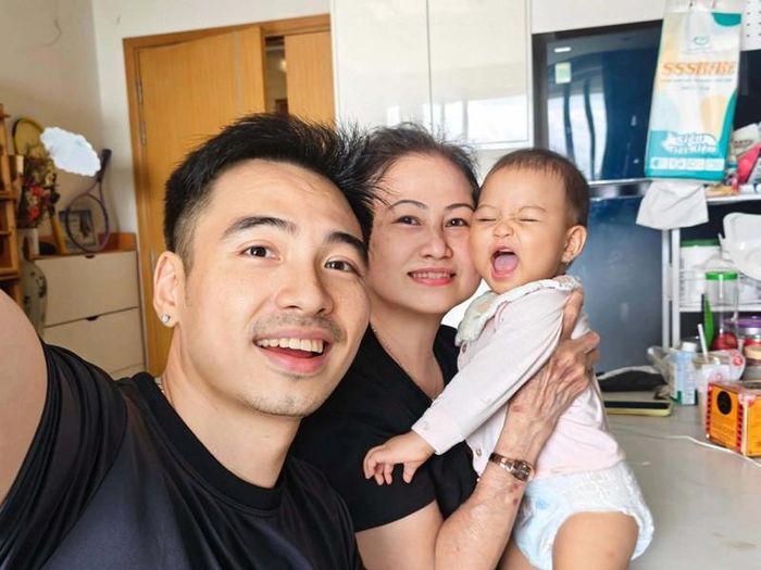 Hoa hậu H'Hen Niê được mẹ chồng thường xuyên vượt hàng chục km để sang khu đô thị Sala chăm cháu nội, con gái Harley của cô luôn phấn khích mỗi lần gặp bà.