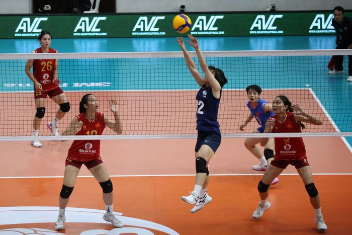 Ở trận đấu này, hàng chắn của U18 Việt Nam thi đấu cực kỳ xuất sắc với 10 điểm chắn bóng trực tiếp.