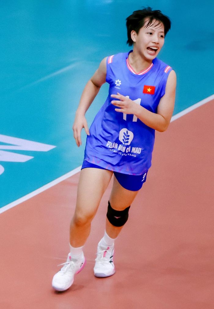 Trong set 1, tuyển bóng chuyền U18 nữ Việt Nam làm chủ hoàn toàn thế trận, thắng với tỷ số cách biệt 25/11.