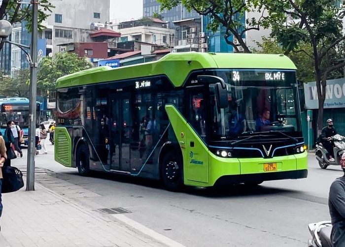Để được miễn phí vé, hành khách phải quét hoặc chạm thẻ điện tử khi lên và xuống xe. Ảnh minh họa: V. Giang