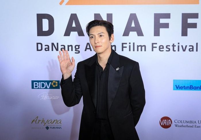  Nam diễn viên Ji Chang Wook xuất hiện trong bộ vest bảnh bao.