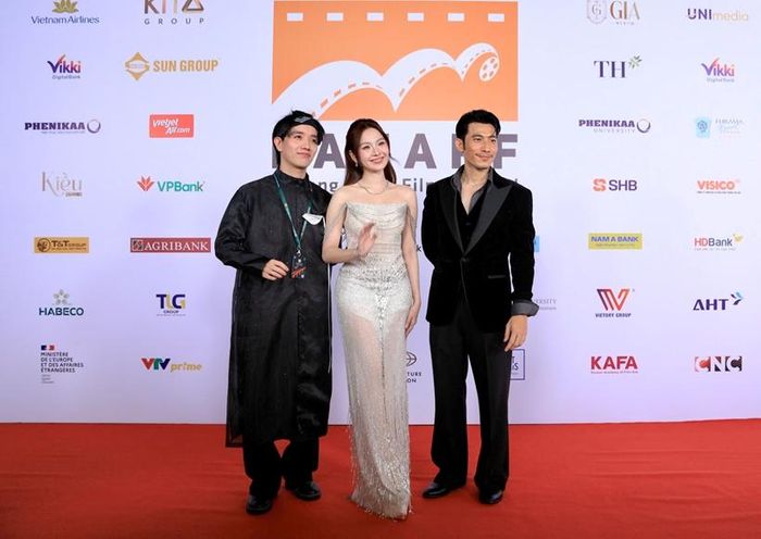  Đạo diễn Oscar Dương và các diễn viên Tam Triều Dâng, Liên Bỉnh Phát tại thảm đỏ DANAFF IV.