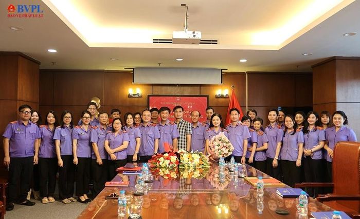  Tập thể lãnh đạo, công chức Vụ 2 tặng hoa chúc mừng 3 đồng chí được trao tặng Huy hiệu 30 năm tuổi Đảng.