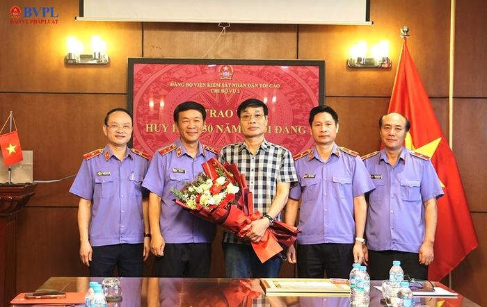  Tập thể lãnh đạo Vụ 2 tặng hoa chúc mừng đồng chí Đào Văn Cường vinh dự được trao tặng Huy hiệu 30 năm tuổi Đảng.