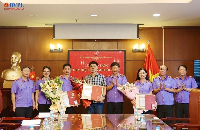  Tập thể lãnh đạo, Ban Chi ủy Vụ 2 tặng hoa chúc mừng 3 đồng chí được trao tặng Huy hiệu 30 năm tuổi Đảng.