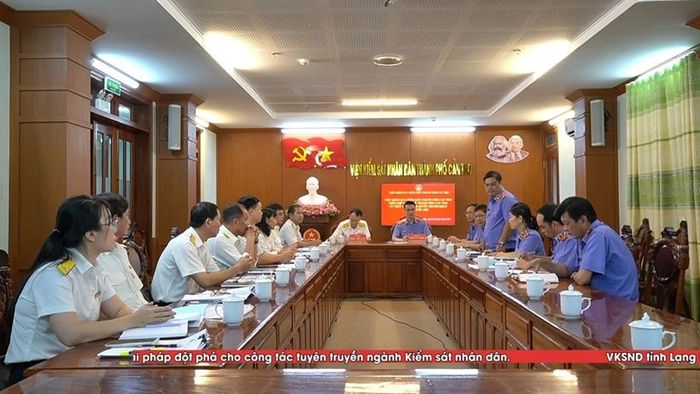  VKSND TP Cần Thơ họp liên ngành với Cơ quan Thuế.
