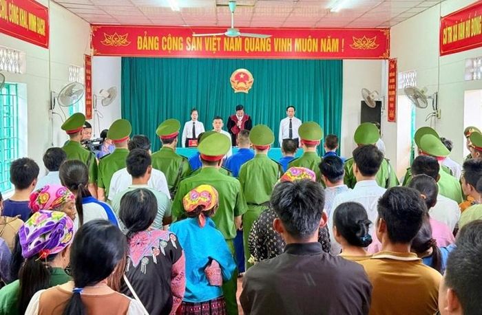Toàn cảnh phiên tòa diễn ra tại xã Vân Hồ.