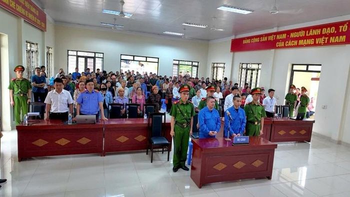 Phiên tòa tại xã Chiềng Sơn thu hút đông đảo bà con người dân đến tham dự.