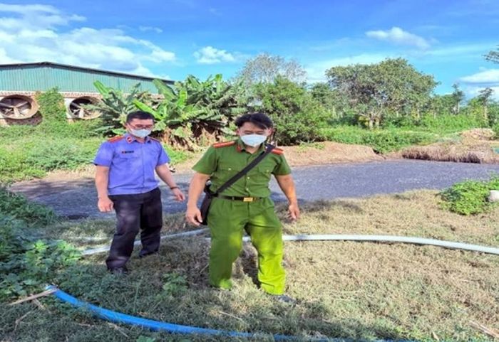 Kiểm sát viên VKSND khu vực 10 tham gia khám nghiệm hiện trường. Ảnh VKS.