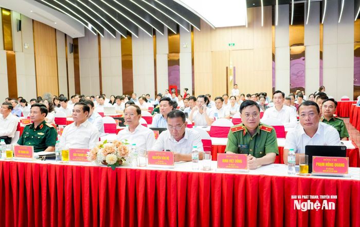 Các đại biểu tham dự hội nghị tại điểm cầu tỉnh Nghệ An. Ảnh: Phạm Bằng