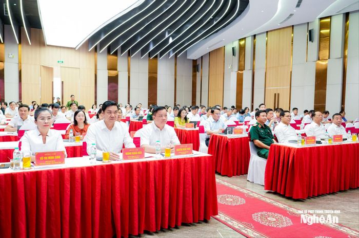 Các đồng chí lãnh đạo tỉnh tham dự hội nghị tại điểm cầu Nghệ An. Ảnh: Phạm Bằng