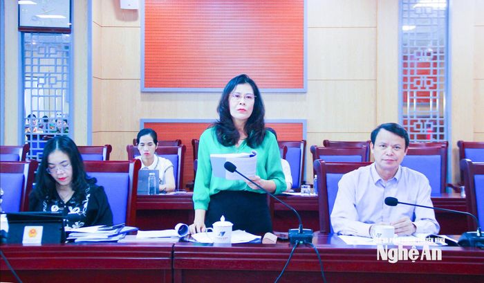 Ủy viên chuyên trách Ban Pháp chế HĐND tỉnh Phan Thị Thúy Vinh nêu ý kiến thẩm tra báo cáo công tác tiếp dân, giải quyết đơn thư khiếu nại, tố cáo của công dân. Ảnh: Mai Hoa