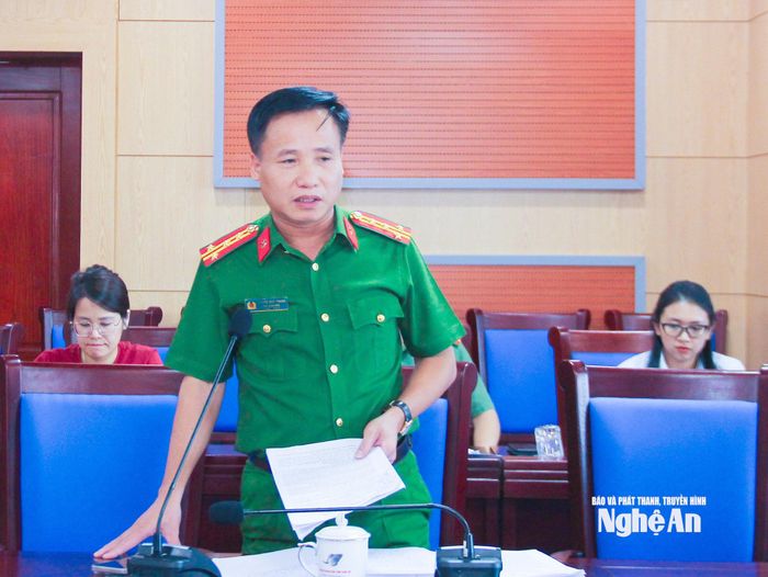 Đại tá Nguyễn Duy Thanh - Phó Giám đốc Công an tỉnh giải trình làm rõ một số vấn đề các thành viên dự họp quan tâm liên quan đến chính sách hỗ trợ công tác đấu tranh, phòng chống tội phạm ma túy. Ảnh: Mai Hoa