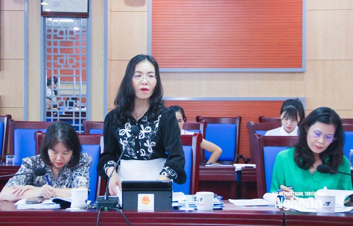 Phó Chánh Văn phòng Đoàn đại biểu Quốc hội và HĐND tỉnh nêu ý kiến thẩm tra dự thảo Nghị quyết quy định hỗ trợ xây dựng xã, phường không ma túy và lực lượng chuyên trách tham mưu, đấu tranh phòng, chống tội phạm ma túy. Ảnh: Mai Hoa