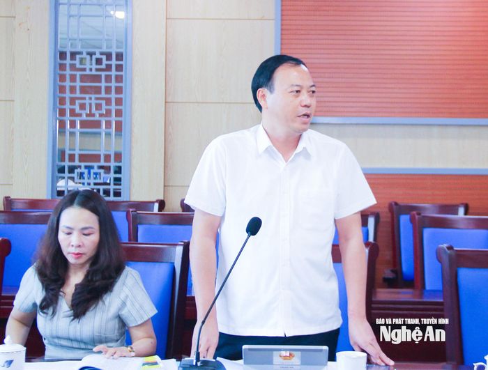 Trưởng ban Văn hóa - Xã hội HĐND tỉnh Chu Đức Thái nêu ý kiến tăng cường các biện pháp đảm bảo an toàn giao thông. Ảnh: Mai Hoa