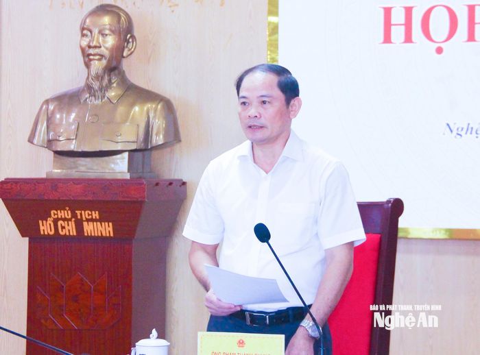 Trưởng ban Pháp chế HĐND tỉnh Phạm Thành Chung kết luận tại cuộc họp thẩm tra. Ảnh: Mai Hoa