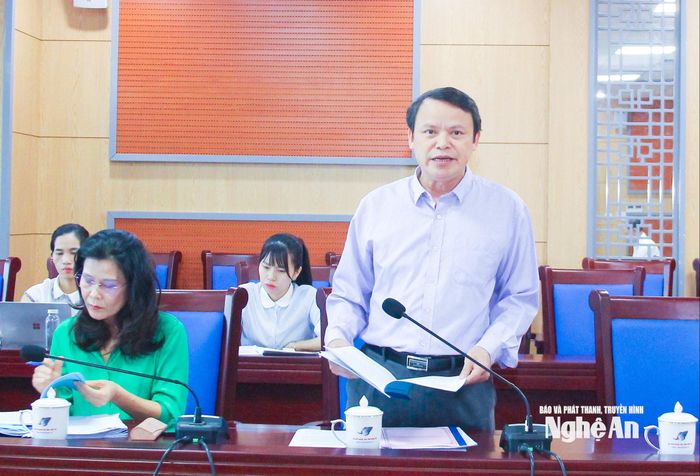Phó Trưởng ban Pháp chế HĐND tỉnh Trần Đình Toàn nêu ý kiến thẩm tra về dự thảo Nghị quyết quy định hỗ trợ kinh phí cho công tác thi hành án dân sự trên địa bàn tỉnh Nghệ An. Ảnh: Mai Hoa
