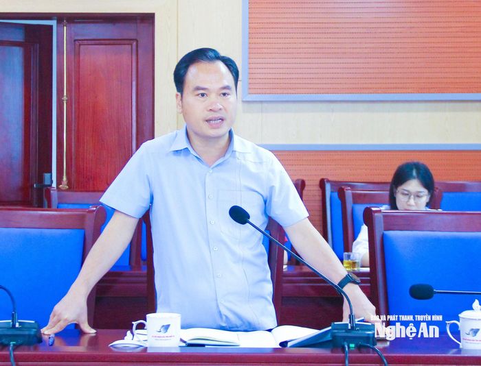 Phó Chánh Thanh tra tỉnh Nguyễn Văn Chiến tiếp thu, giải trình một số vấn đề các thành viên dự họp đặt ra liên quan đến tiếp tục nâng cao hiệu quả tiếp công dân, giải quyết khiếu nại, tố cáo của công dân. Ảnh: Mai Hoa