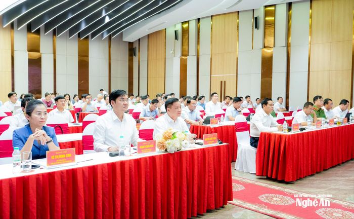 Các đồng chí lãnh đạo tỉnh tham dự hội nghị tại điểm cầu Nghệ An. Ảnh: Phạm Bằng