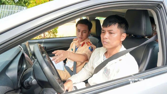 Hướng dẫn học viên trước bài thi đường trường. Ảnh: Đ.T
