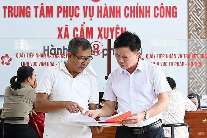 Người dân xã Cẩm Xuyên được hướng dẫn và giải đáp các thắc mắc về quy trình thủ tục hành chính.