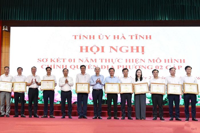 Các đồng chí Thường trực Tỉnh ủy trao bằng khen của Chủ tịch UBND tỉnh cho tập thể có thành tích trong 1 năm thực hiện sắp xếp đơn vị hành chính các cấp và hoạt động của chính quyền địa phương 2 cấp.
